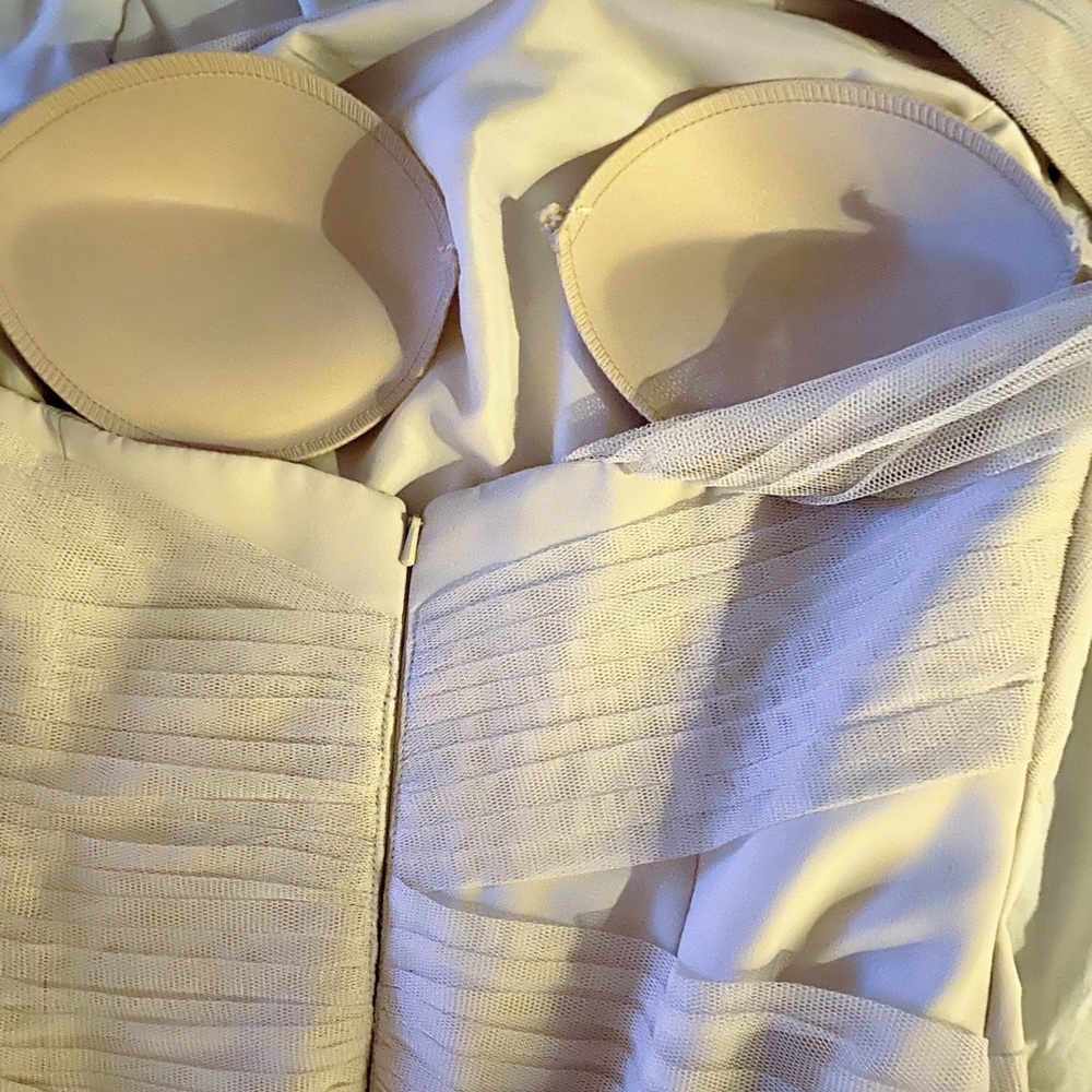 Like new Vera wang cream wedding dress size 4 - Picture 8 of 11